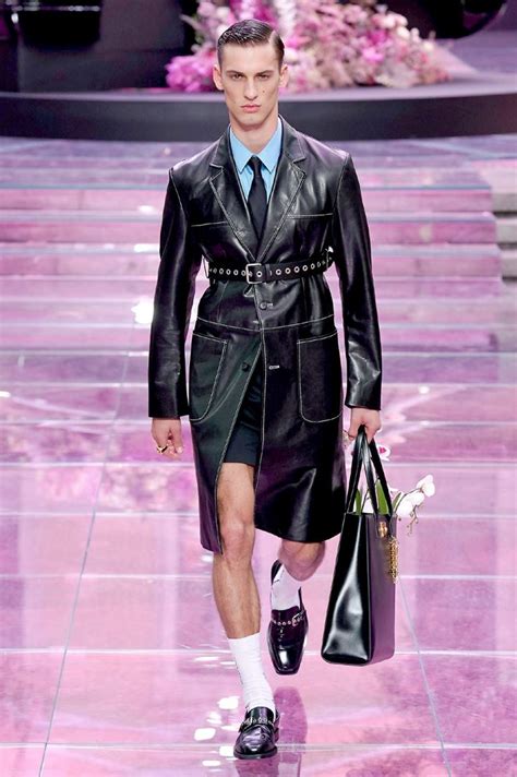 sfilata versace uomo primavera estate 2020|Versace Spring 2020 Menswear Collection .